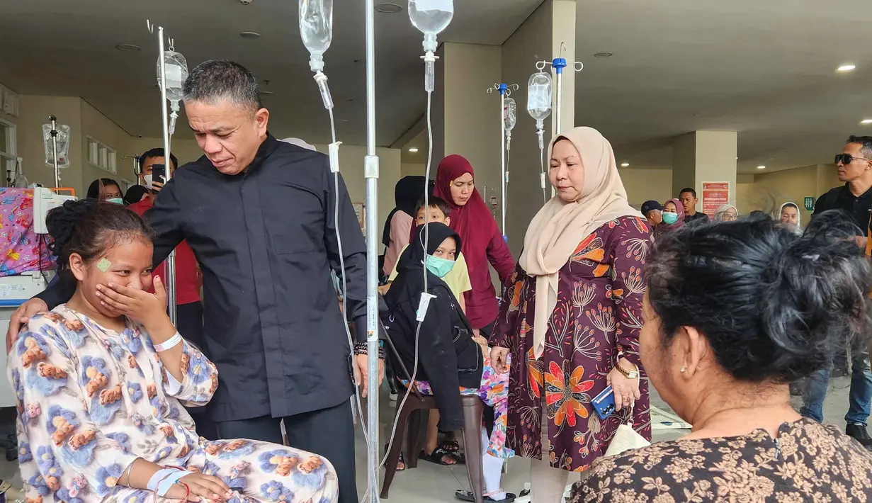 Pasien dan personil keluarganya dievakuasi dari bangsal Rumah Sakit Umum Anutapura menyusul gempa bumi di Palu, Sulawesi Tengah, Selasa 16 Juni 2026. (Josua Marunduh/AFP)