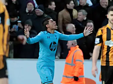 Selebrasi Paulinho setelah mencetak gol penyelamat pada pertandingan sepak bola Liga Inggris antara Hull City vs Tottenham Hotspur di Stadion Kingston Communications, Hull (01/02/14). (AFP/Lindsey Parnaby)