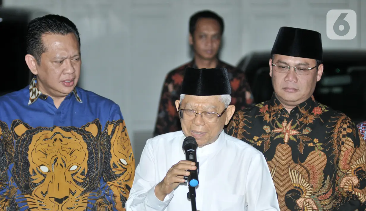 Wakil Presiden terpilih Ma'ruf Amin (tengah) memberi keterangan usai bertemu Pimpinan MPR di kediamannya, Jalan Situbondo, Jakarta, Selasa (15/10/2019). Pimpinan MPR mengunjungi kediaman Ma'ruf Amin untuk mengantarkan undangan pelantikan Presiden dan Wakil Presiden. (merdeka.com/Iqbal Nugroho)