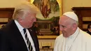 Presiden Donald Trump bertemu dengan Paus Fransiskus di Vatikan, Selasa (23/5). Trump mengajak istrinya Melania Trump saat melakukan kunjungan tersebut. (AP Photo / Evan Vucci)