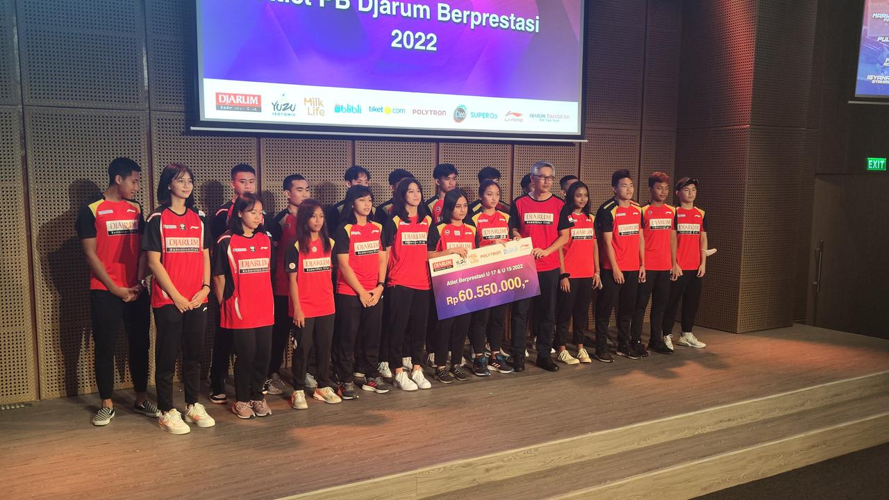 Penyerahan bonus kepada atlet bulu tangkis PB Djarum