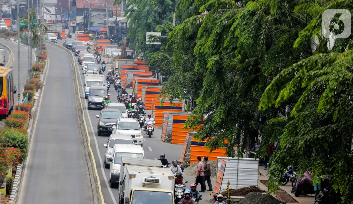 Kendaraan terjebak kemaceten di sepanjang Jalan Otista Raya, Jatinegara, Jakarta, Kamis (10/9/2019). Kemacetan disebabkan karena terdapat banyak titik di ruas jalan tersebut yang sedang mengerjakan proyek pembangunan trotoar dan galian kabel. (Liputan6.com/Faizal Fanani)