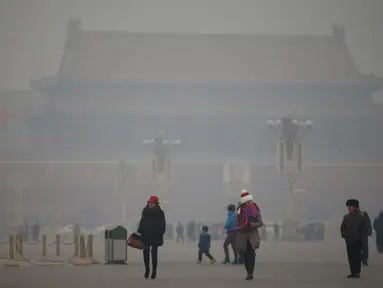 Kabut asap menyelimuti Lapangan Tiananmen, Beijing, Rabu (15/1/2015). (REUTERS/Kim Kyung-Hoon)