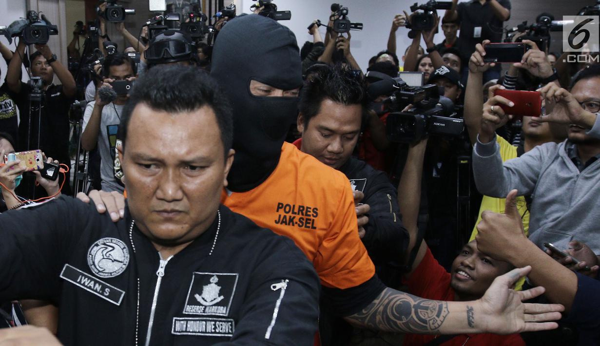 Aktor Tora Sudiro saat dihadirkan dalam jumpa pers kepemilikan psikotropika di Mapolres Jakarta Selatan, Jumat (04/08). Tora Sudiro dan Mieke Amalia terjerat kasus penggunaan obat yang dibatasi peredarannya. (Liputan6.com/Herman Zakharia)