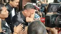 Tangis Penasihat Hukum Richard Eliezer alias Bharada E, Ronny Talapessy pecah usai mendengar vonis 1 tahun 6 bulan oleh Majelis Hakim kepada kliennya atas perkara pembunuhan berencana Brigadir J. (Dok. Merdeka.com/
Bachtiarudin Alam)