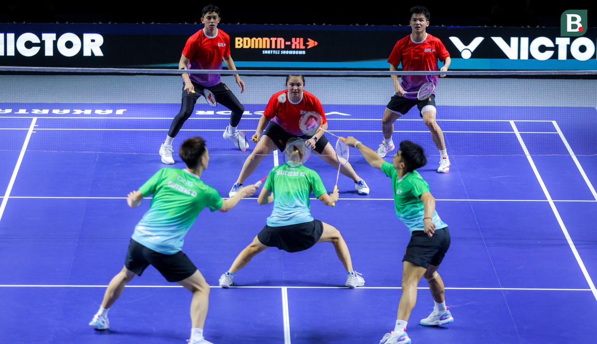 Tim Blitzers (bawah) berusaha mengembalikan kok ke arah tim Rockets dalam laga pertama 3v3 Badminton XL 2025 yang berlangsung di Istora Senayan, Jakarta, Jumat (03/10/2025). (Bola.com/Bagaskara Lazuardi)