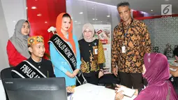 Corsec Bank DKI,  Zulfarshah (kedua kanan), Pemimpin Cabang Bank DKI balaikota Dewi Sumampouw (ketiga kanan) mendampingi memberikan edukasi perbankan kepada finalis Abang None DKI Jakarta 2018 saat roleplay, Jakarta  (26/07). (Liputan6.com/HO/Budi)