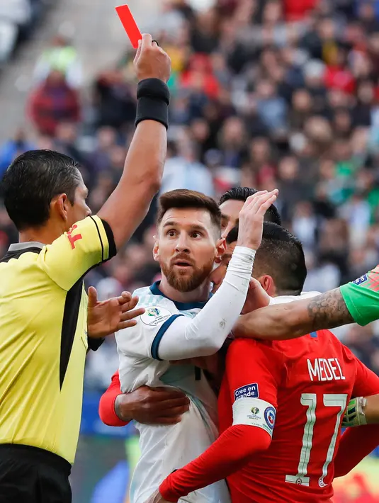 Ekspresi penyerang Argentina, Lionel Messi saat menerima kartu merah dari wasit Mario Diaz pada pertandingan perebutan posisi ketiga Copa America 2019 di Arena Corinthians di Sao Paulo, Brasil (6/7/2019). Messi menerima kartu merah pada menit ke-37. (AP Photo/Victor R. Caivano)