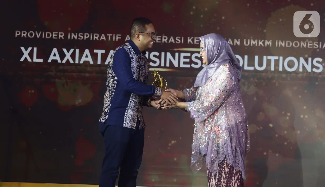 Pemimpin Redaksi Liputan6.com Irna Gustiawati saat saat memberikan penghargaan kepada perwakilan
XL Axiata Bussiness Solution PT. XL Axiata Tbk dalam Anugrah Inspiratif Liputan6.com di Jakarta, Sabtu (8/7/2023). Dengan  kategori Provider Inspiratif Akselerasi Kemajuan UMKM Indonesia. (Liputan6.com/Angga Yuniar)