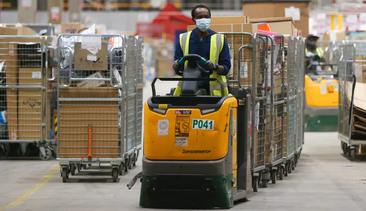 Seorang staf bekerja di pusat penyortiran perusahaan layanan pos Bpost, Brussel, Belgia, 26 November 2020. Menjelang Natal dan Black Friday, Bpost mencatat kenaikan jumlah paket lantaran semakin meningkatnya permintaan di sektor e-commerce. (Xinhua/Zheng Huansong)