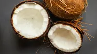 Daging buah kelapa juga bermanfaat untuk kesehatan tubuh/Copyright unsplash.com/Louis Hansel