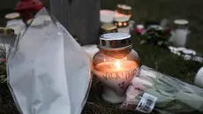 Lilin dan bunga diletakkan pada saat peringatan peristiwa penembakan di salah satu pusat pendidikan di Orebro, Swedia, pada 5 Februari 2025. (Jonathan NACKSTRAND/AFP)