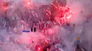 Orang-orang mengibarkan bendera dan menyalakan suar saat ribuan orang berkumpul di pusat kota untuk pawai Hari Kemerdekaan tahunan di Warsawa, Polandia, 11 November 2022. Pawai diselenggarakan oleh kelompok-kelompok nasionalis yang telah ditandai dengan kekerasan dalam beberapa tahun terakhir. (AP Photo/Michal Dyjuk)