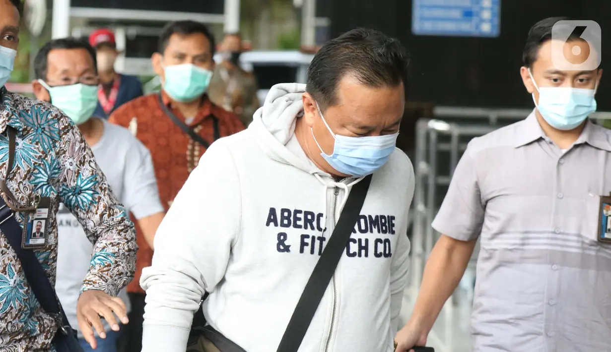 Petugas KPK membawa sejumlah orang yang diamankan dalam operasi tangkap tangan (OTT) Bupati Banggai Laut Wenny Bukamo Dalam OTT di Kabupaten Banggai Laut dan Kabupaten Luwuk, Sulawesi Tengah pada Kamis (3/12) ke dalam gedung KPK, Jakarta, Jumat (4/12/2020). (Liputan6.com/Helmi Fithriansyah)