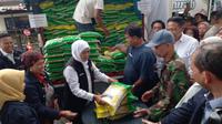 Gubernur Jatim, Khofifah Indar Parawansa saat Pasar Murah di Kota Malang menyediakan beras SPHP. (Liputan6.com/Zainul Arifin)