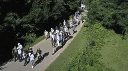 Rakyat Bosnia berjalan melalui daerah pegunungan dekat Crni Vrh saat memperingati 25 tahun pembantaian Srebrenica di Bosnia, Rabu (8/7/2020). Acara tersebut untuk mengenang lebih dari 8.000 orang yang tewas selama 10 hari pembantaian setelah Srebrenica diserbu pasukan Serbia. (AP Photo/Kemal Softic)