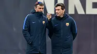Pelatih Barcelona, Luis Enrique, dan asistennya Juan Carlos Unzue. (AFP/Lluis Gene)