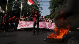 Dalam aksinya, mahasiswa membakar ban bekas sebagai bentuk protes atas disahkannya UU Pilkada, Jakarta, (2/10/14). (Liputan6.com/Johan Tallo)