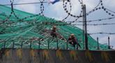 Tim penyelamat melanjutkan operasi pencarian di sebuah bangunan yang runtuh di mana beberapa orang diyakini terjebak di kota Angeles, provinsi Pampanga, Utara Manila, Senin 25 Mei 2026. (AP Photo/Aaron Favila)