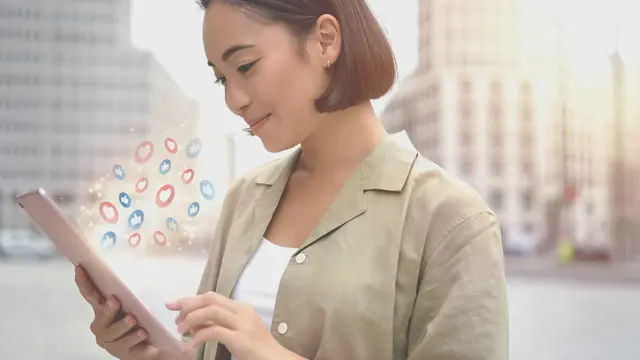 Ilustrasi bermain sosial media