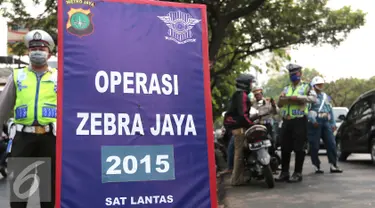 Polisi merazia pengendara yang melintas di kawasan Cempaka Putih, Jakarta, Senin (26/10/2015). Operasi Zebra 2015 berlangsung hingga 4 November 2015 bertujuan untuk menekan pelanggaran lalulintas. (Liputan6.Com/Angga Yuniar)