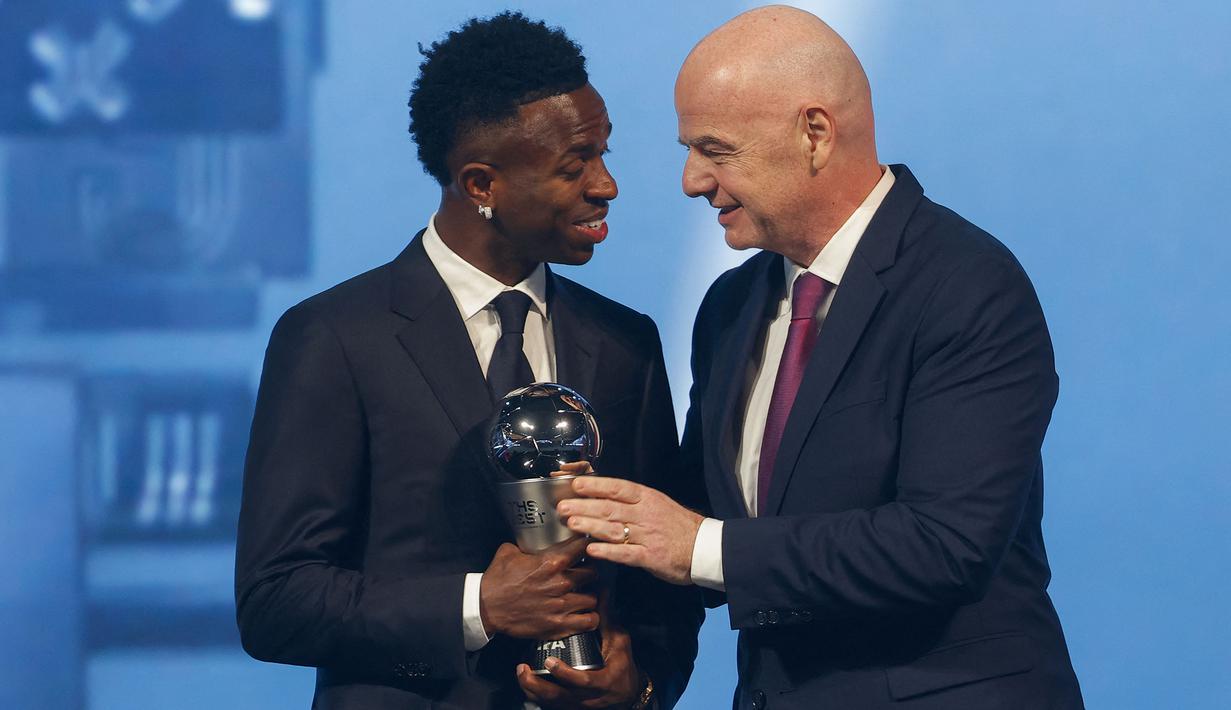 Presiden FIFA, Gianni Infantino memberikan penghargaan pemain pria terbaik FIFA 2024 kepada pemain Real Madrid, Vinicius Jr dalam acara yang berlangsung di oha, Qatar pada Selasa (18/12) malam waktu setempat. (AFP/Karim Jaafar)