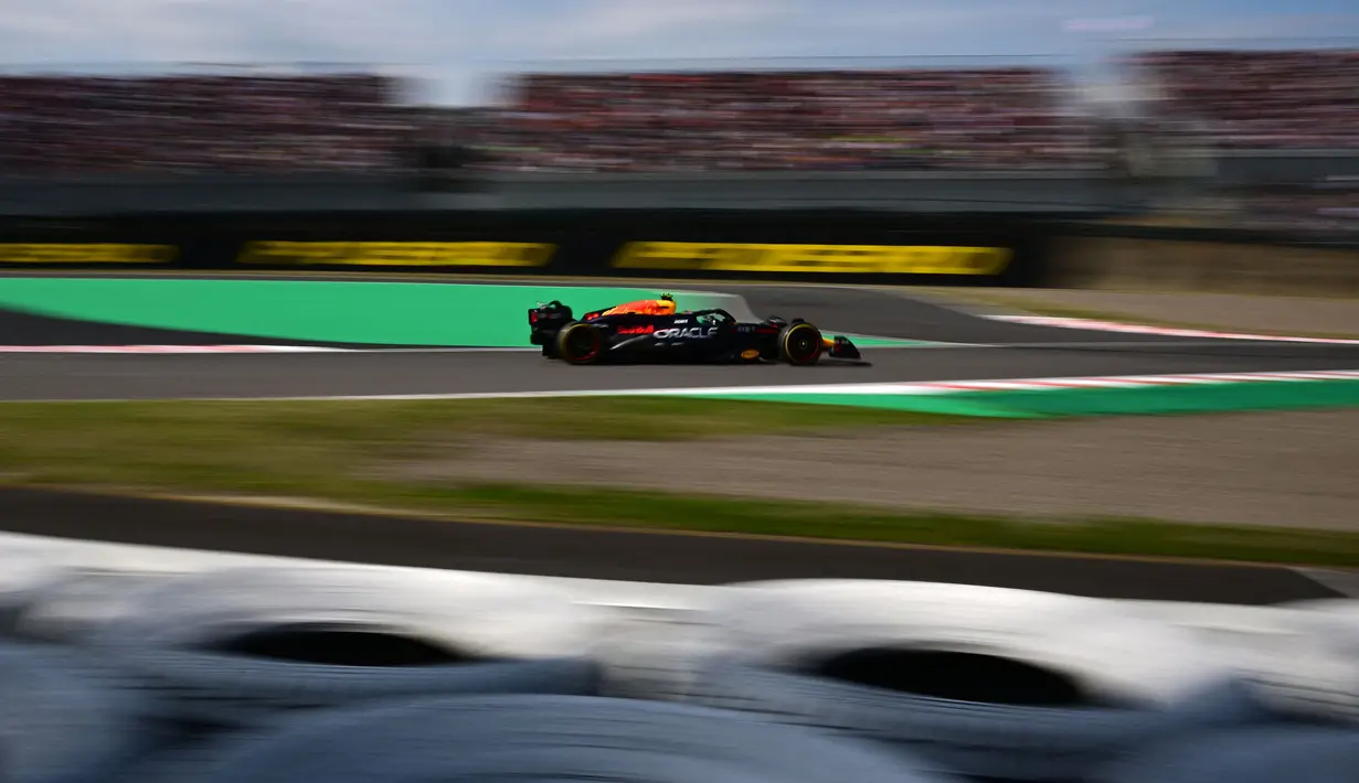 Pembalap Red Bull, Sergio Perez memacu mobilnya saat Formula 1 GP Jepang 2024 di Sirkuit Suzuka, Jepang, Sabtu (07/04/2024). (AFP/Philip Fong)