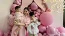 Ketika prosesi memotong rambut Lily, Nagita tak kuasa menahan haru. Keinginannya untuk memiliki anak perempuan terwujud, meski dengan jalan yang berbeda. Acara akikah bernuansa pink yang digelar sederhana ini dihadiri oleh keluarga dan sahabat dekat. Wajah Baby Lily yang sedikit terlihat di momen akikah, bikin netizen salah fokus dan memuji paras Lily cantik seperti Nagita Slavina. (Liputan6.com/IG/raffinagita1717)