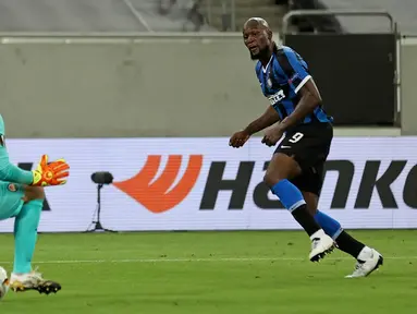 Striker Inter Milan Romelu Lukaku (kanan) mencetak gol ke gawang Shakhtar Donetsk pada pertandingan semifinal Liga Europa di Merkur Spiel Arena, Dusseldorf, Senin (17/8/2020). Bungkam Shakhtar Donetsk 5-0, Inter Milan tantang Sevilla di final Liga Europa musim 2019/20. (Lars Baron/Pool Photo via AP)