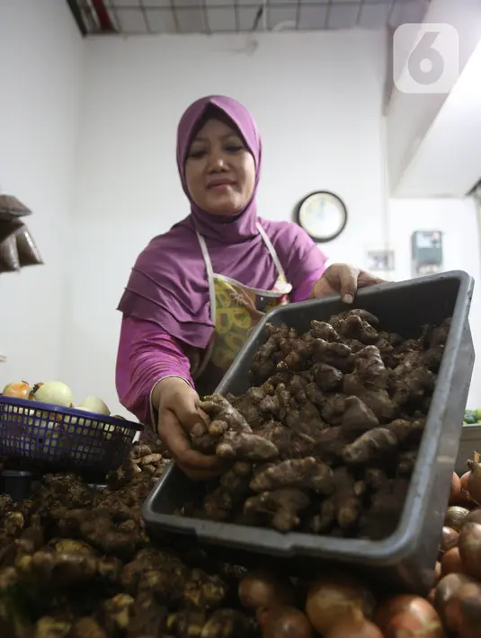 Pedagang menata jahe merah yang dijual di Pasar Rumput, Jakarta, Kamis (5/3/2020). Akibat merebaknya wabah virus corona, harga jahe merah melonjak di pasar itu dan dijual dengan harga Rp 95.000/kg. (Liputan6.com/Angga Yuniar)