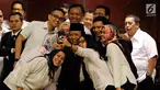 Wakil Ketua DPD terpilih Akhmad Muqowam berswafoto dengan staf DPD usai mengucap sumpah jabatan saat dilantik pada Rapat Paripurna DPD, Jakarta, Kamis (26/7). Akhmad Muqowam terpilih melalui voting dengan mendapat 30 suara. (Liputan6.com/Johan Tallo)