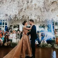 Tepat Hari Kartini, pasangan Syahnaz Sadiqah dan Jeje Govinda meresmikan hubungannya. Pernikahan romantis digelar di  di Pine Hill Cibodas, Bandung, Jawa Barat. (Instagram/syahnazs)