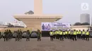 Personil gabungan melakukan apel pasukan pengamanan di Monas, Jakarta, Senin (19/7/2021). Pengamanan tersebut dilakukan untuk menjaga Hari Raya Idul Adha 1442 Hijriah dimasa pandemi Covid-19 saat PPKM Darurat. (Liputan6.com/Angga Yuniar)