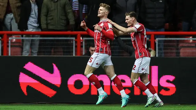 Foto: Duel-Duel Sengit saat Bristol City Sikut West Ham di Piala FA, Diwarnai dengan Satu Kartu Merah