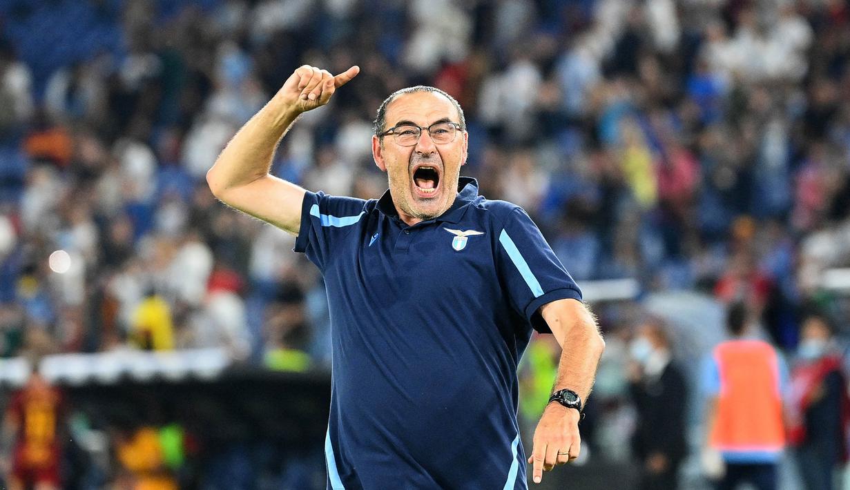 Sarri berlari yang merayakan kemenangan Lazio ke arah para suporter. Mantan pelatih Chelsea itu langsung diberikan burung elang hidup yang dibawa suporter sebagai lambang klub ikonik. (AFP/Vincenzo Pinto)