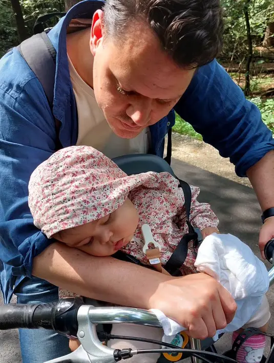<p>Semilir angin naik sepeda di bawah pohon, membuat baby Nova tertidur pulas saat main sepeda bersama sang ayah. [Instagram/graciaz14]</p>