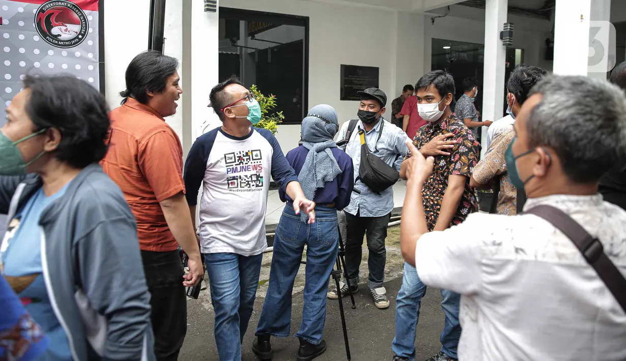 Warga berhamburan usai terjadi gempa di kawasan Polda Metro Jaya, Jakarta, Jumat (14/1/2022). BMKG menyebutkan, kekuatan gempa sebesar magnitudo 6,7 pada pukul 16.05.41 WIB. (Liputan6.com/Faizal Fanani)