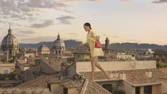 Adwoa Aboah Jadi Sosok ‘Wanita Super’ di Kampanye FENDI Peekaboo Terbaru