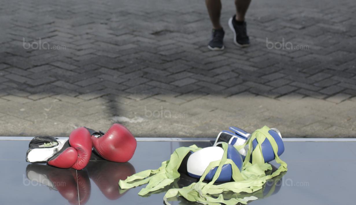 Deretan Sarung tinju untuk berlatih oleh petinju asal Thailand di Arena Hall D PRJ, Kemayoran, Jakarta, Minggu (11/2/2018). Tim tinju Thailand menjadi salah satu kekuatan yang perlu di waspadai Indonesia. (Bola.com/Nick Hanoatubun)