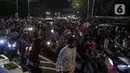Mobilitas warga saat perayaan malam Tahun Baru di Jakarta, Jumat (31/12/2021). Polda Metro Jaya melakukan pengendalian mobilitas Crowd Free Night (malam bebas keramaian) dengan membubarkan warga yang nekat keluar rumah dan tidak mematuhi aturan. (Liputan6.com/Johan Tallo)
