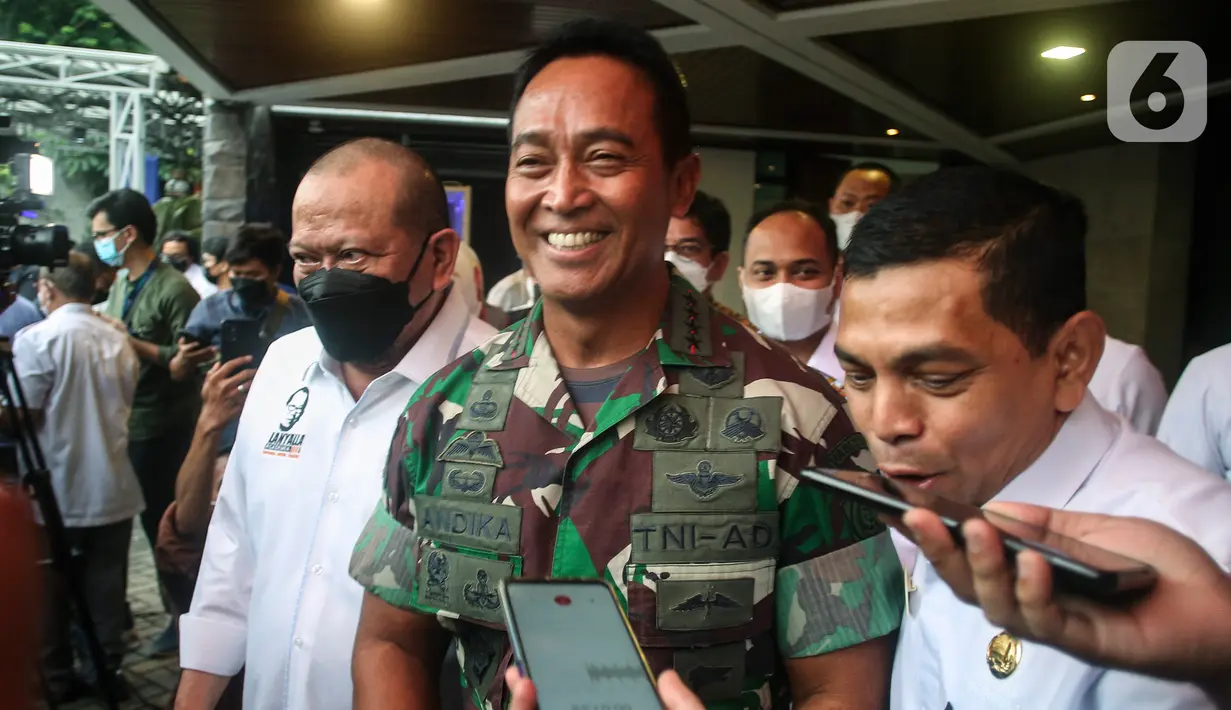 Panglima TNI Jenderal TNI Andika Perkasa usai menyambangi rumah dinas Ketua DPD RI AA LaNyalla Mahmud Mattaliti di Kuningan, Jakarta Selatan, Rabu (24/11/2021). Pertemuan berlangsung tertutup, Panglima TNI dalam beberapa hari ini melakukan kunjungan ke berbagai tempat.(Liputan6.com/Johan Tallo)