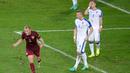 Ekspresi pemain Rusia, Denis Glushakov, setelah mencetak gol ke gawang Slovakia pada laga kedua Grup B Piala Eropa 2016 di Stadion Pierre-Mauroy, Lille, Rabu (15/6/2016) malam WIB. (AFP/Denis Charlet)