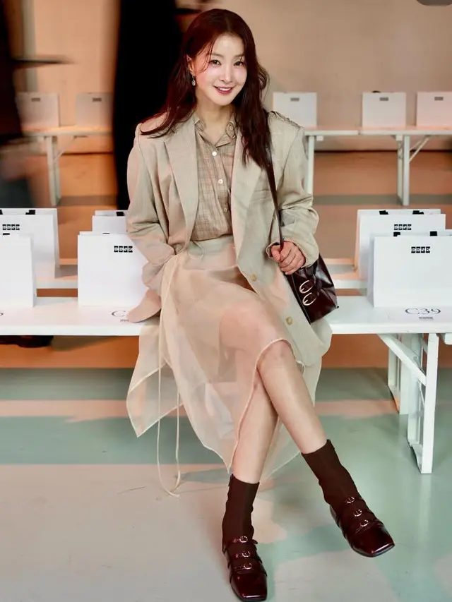 Gaya Stylish Lee Si Young saat Berada di Paris. [@leesiyoung38]
