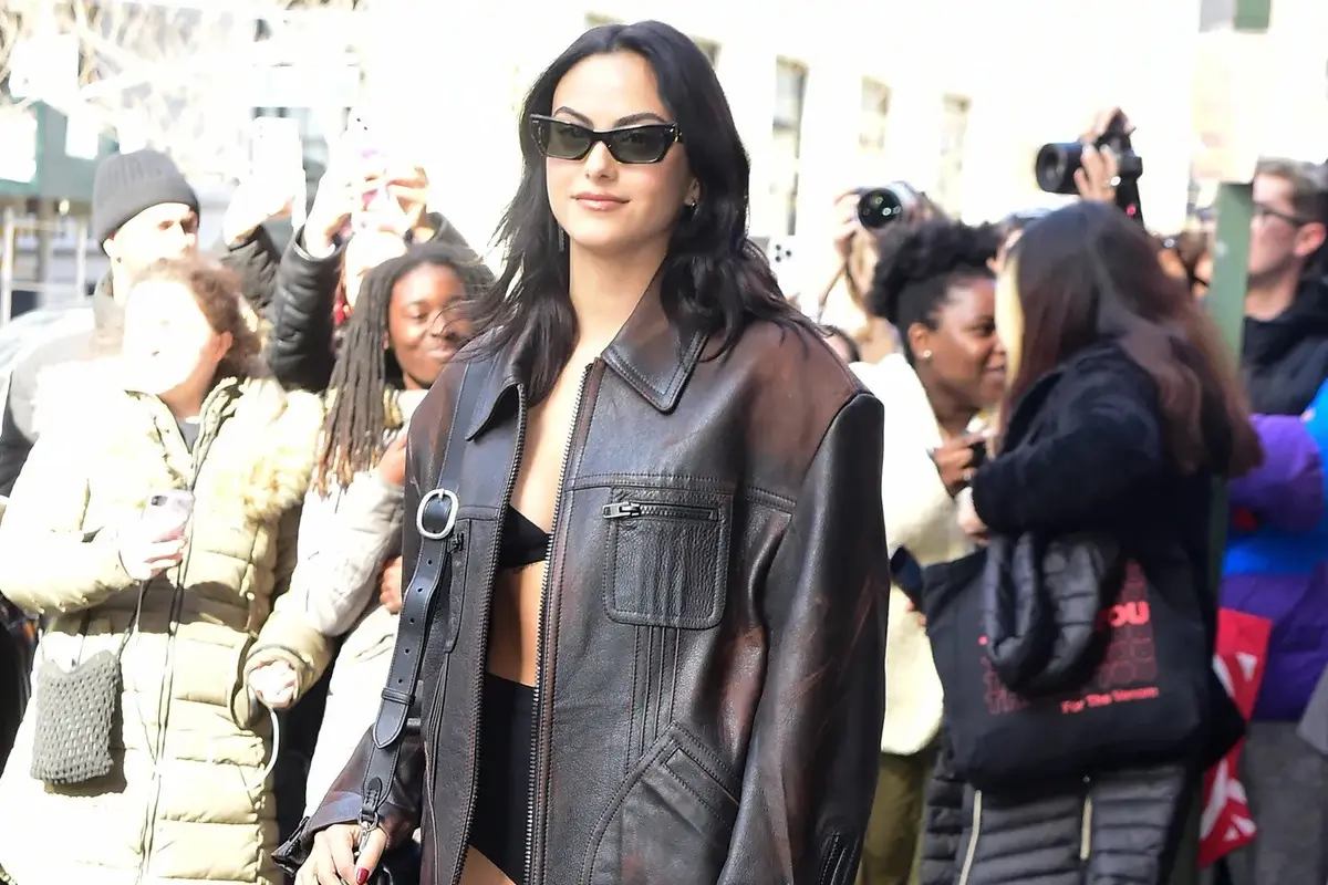 Camila Mendes di NYFW