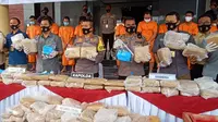 Jelang Idul Adha, Ditresnarkoba Polda Banten mengamankan 159 kilogram ganja kering asal Aceh, yang rencananya bakal diedarkan di Jakarta dan Jawa Barat. (Liputan6.com/ Yandhi Deslatama)