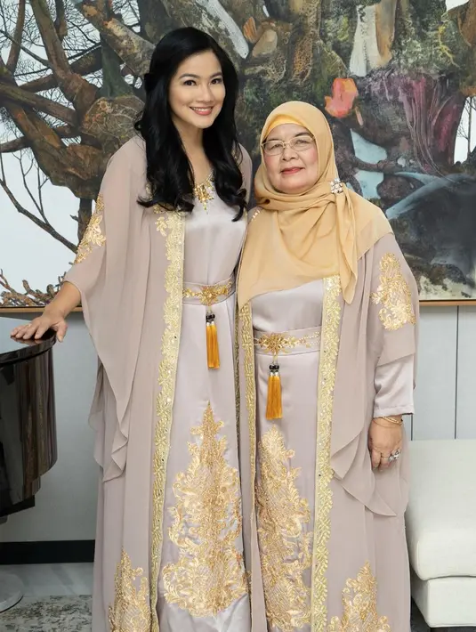 Sang ibunda memadukan penampilannya dengan hijab berwarna cokelat muda yang senada. Foto: Instagram.