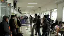 Sejumlah penumpang kereta api saat mengantri membeli tiket di Stasiun Pasar Senen, Jakarta, Jumat (13/3/2015). PT KAI akan menaikkan harga tiket per 1 April 2015, kenaikan dipengaruhi oleh fluktuasi harga bahan bakar minyak. (Liputan6.com/Faizal Fanani)