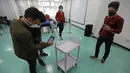 Perancang robot mengendalikan troli robot melalui ponsel di Rumah Sakit Universitas Rafic Hariri di Beirut, 6 Mei 2020. Universitas Lebanon meluncurkan troli robot yang dirancang mahasiswanya untuk membantu dokter dan perawat dalam meminimalkan risiko terinfeksi virus COVID-19 (Xinhua/Bilal Jawich)