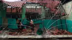 Sejumlah siswa Sekolah Dasar Negeri (SDN) Kramat Jati 12, Jakarta, terlihat dari balik jendela retak, Rabu (21/10). Renovasi gedung sekolah tersebut terbengkalai selama dua tahun.  (Liputan6.com/Yoppy Renato)