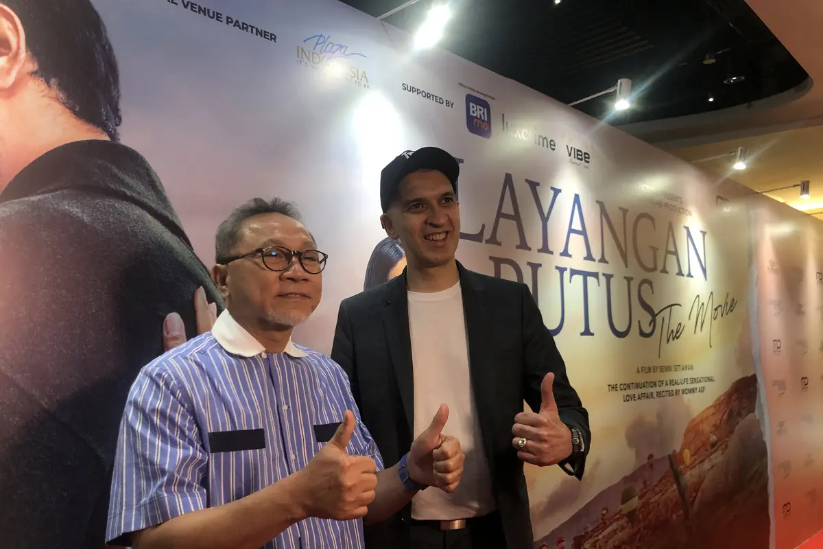 Menteri Perdagangan (Mendag) Zulkifli Hasan mengapresiasi film ‘Layangan Putus 2’ yang ditontonnya saat gala premier di XXI Plaza Indonesia Jakarta, Selasa (19/12/2023). (Elza/Liputan6.com)